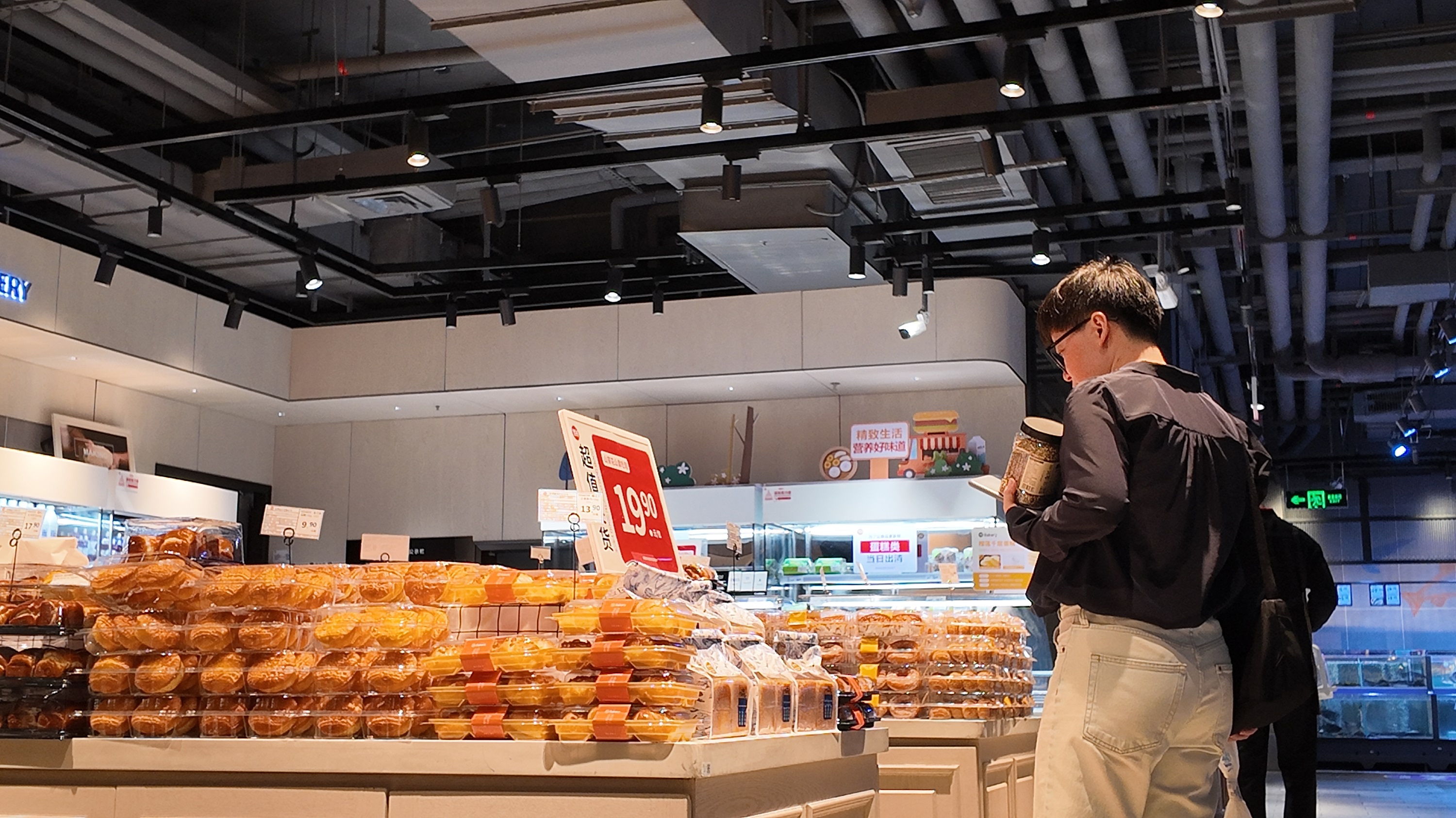 开云电竞网站:销量与幸福双提升！永辉深圳“胖改”一年见成效(图1)