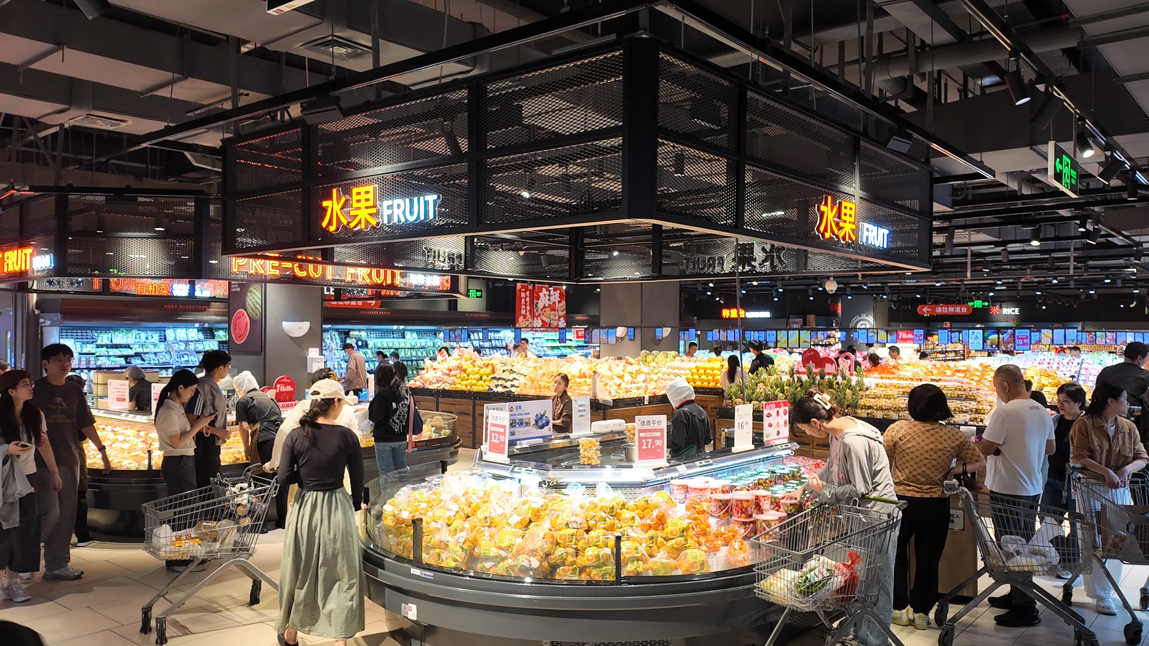 开云电竞网站:销量与幸福双提升！永辉深圳“胖改”一年见成效(图2)