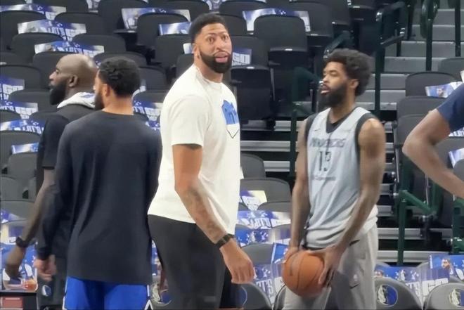 开云电竞网站:重磅！独行侠将浓眉摆上货架合同还剩3年175亿湖人等5队有意(图2)