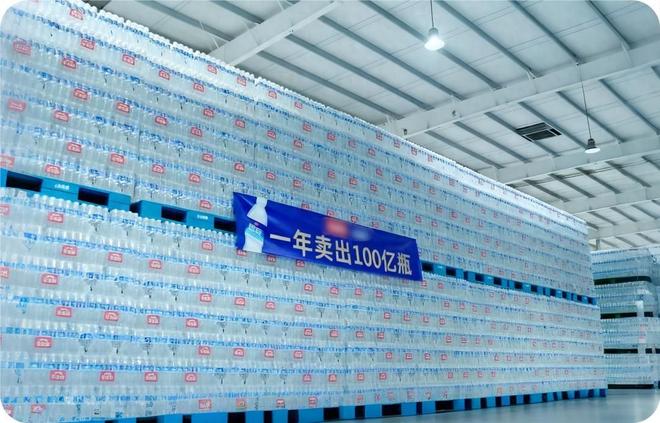 瓶装水开云电竞市场卷疯了三毛一瓶杀回货架今麦郎8块24瓶年销百亿(图1)