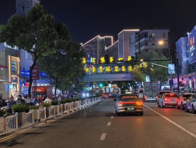 开云电竞杭州四季青服装市场周边大量住宅车库改库房还有电动车从顶楼飞线充电(图1)