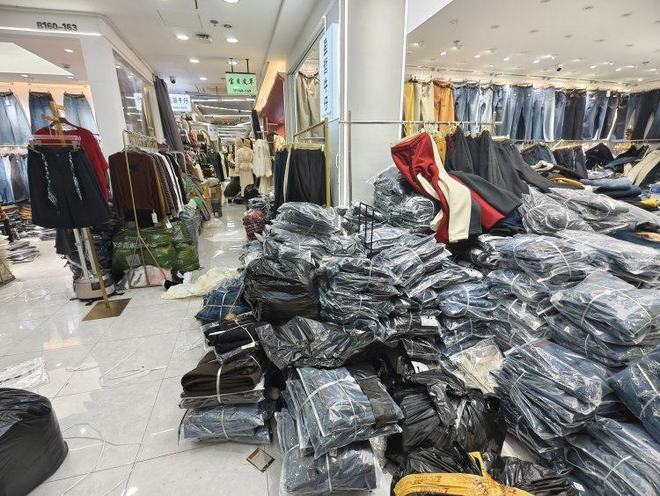 开云电竞杭州四季青服装市场周边大量住宅车库改库房还有电动车从顶楼飞线充电(图2)