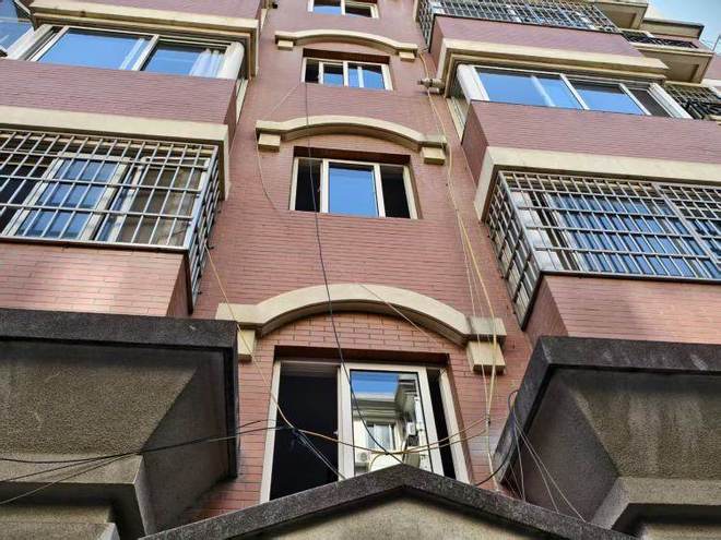 开云电竞杭州四季青服装市场周边大量住宅车库改库房还有电动车从顶楼飞线充电(图6)