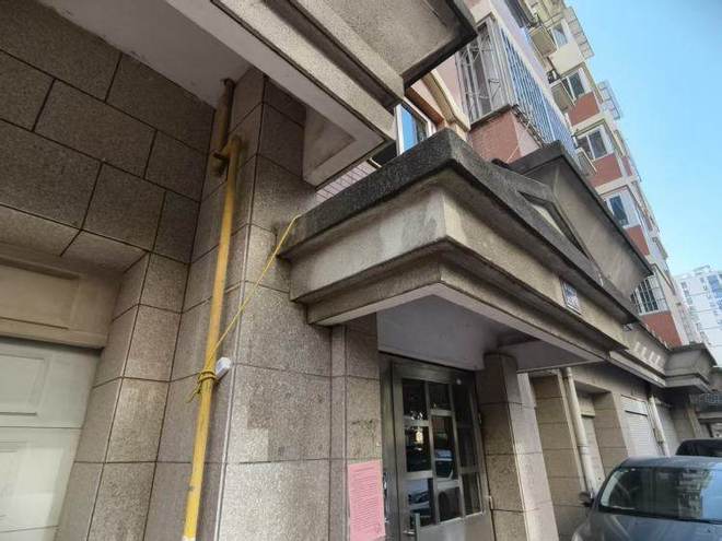 开云电竞杭州四季青服装市场周边大量住宅车库改库房还有电动车从顶楼飞线充电(图5)