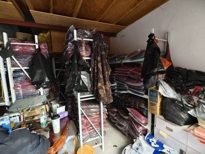 开云电竞杭州四季青服装市场周边大量住宅车库改库房还有电动车从顶楼飞线充电(图4)