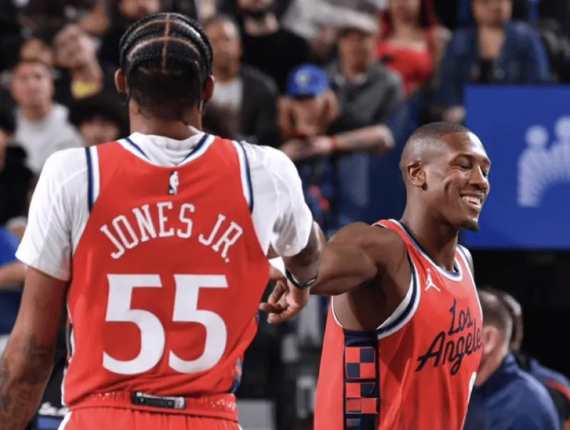 开云电竞流言板]美记：若快船将小琼斯邓恩摆上货架各自或许能换几个次轮(图1)