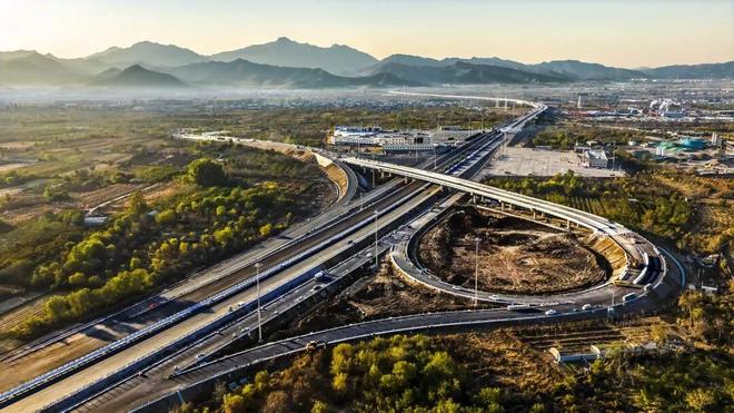 开云电竞:瓣瓣同心｜京津冀再添交通大动脉“穿越”明长城串联起“三小时旅游圈”(图3)