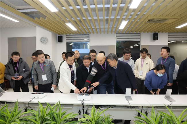 开云电竞从实验室到产线：维信诺pTSF技术完成产业化“最后一公里”(图2)