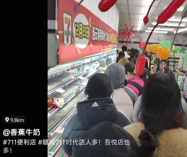 【你怎么看？】711便利店赣榆双店同开凌晨就有排队的货架部分物品被抢购一空(图1)