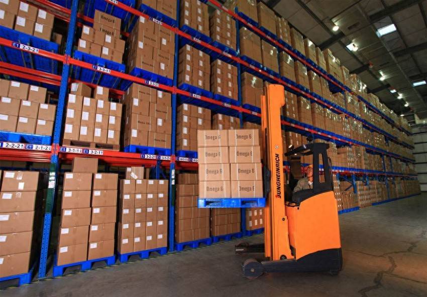 开云电竞app:重型货架和轻型货架的界限是如何划分的(图1)