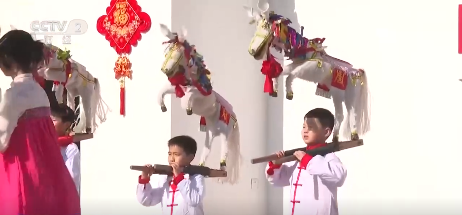 开云电竞app:特色集市、年宵花海……年味渐浓！用N种方式打开火热节前市场(图8)