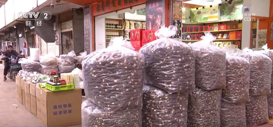 开云电竞app:特色集市、年宵花海……年味渐浓！用N种方式打开火热节前市场(图14)