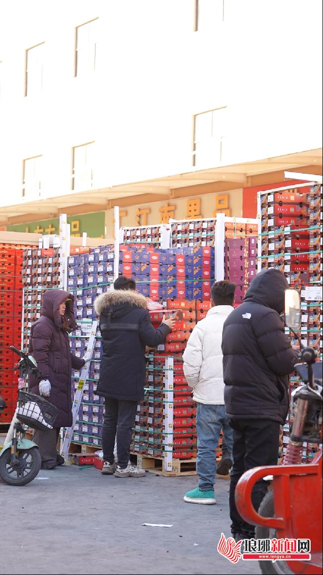 临沂：货源爆棚带动降价车厘子成今冬水果市场“主角”(图1)