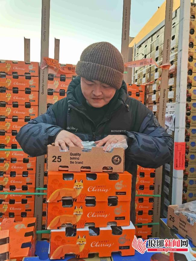 临沂：货源爆棚带动降价车厘子成今冬水果市场“主角”(图4)