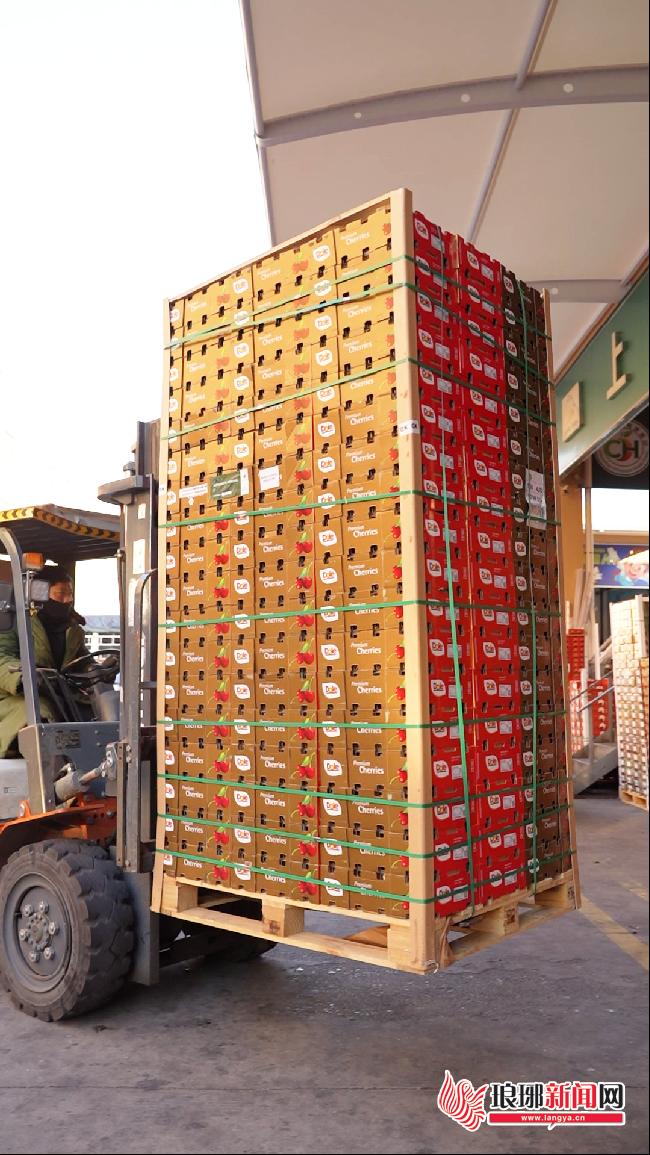 临沂：货源爆棚带动降价车厘子成今冬水果市场“主角”(图5)