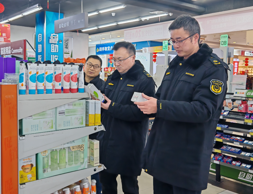 开云电竞:五类化妆品过渡期落幕！江苏省泰州市姜堰区市场监管局开展化妆品专项监督检查(图1)