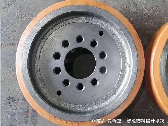 开云电竞网站:高强度灌胶行走轮在重型货架料车中的可靠表现(图2)