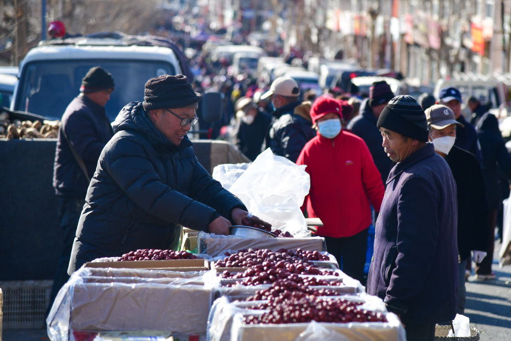 开云电竞:2025人间烟火流量燃旺人气经济(图2)