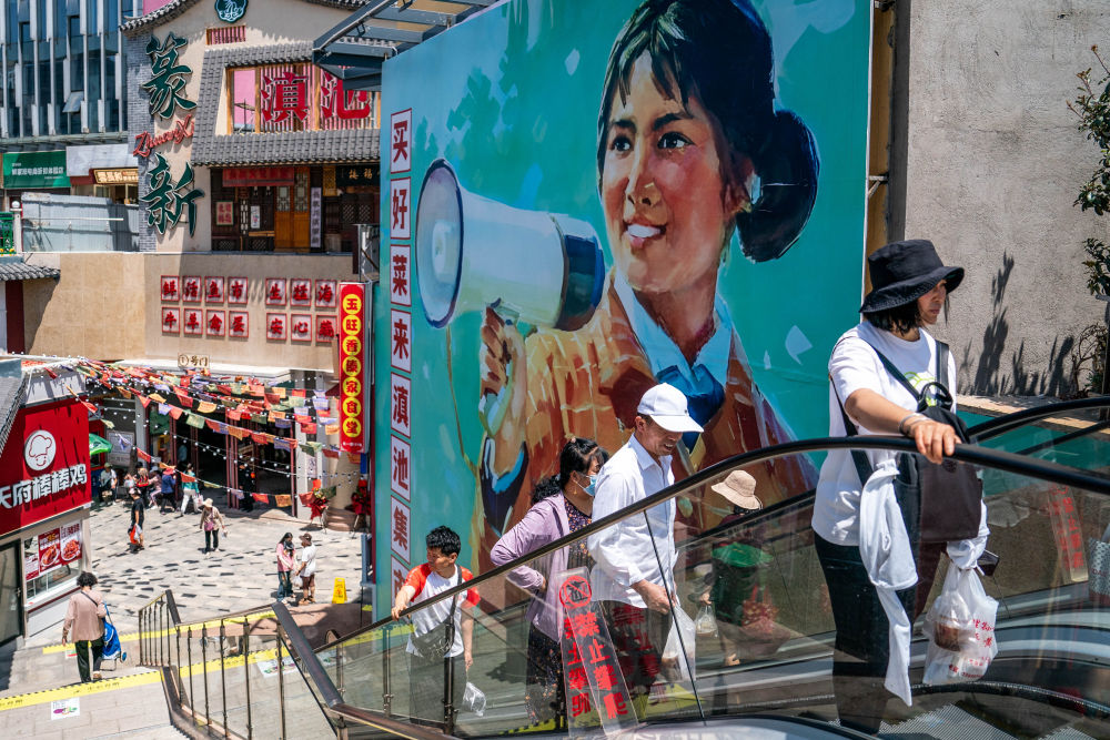 开云电竞:2025人间烟火流量燃旺人气经济(图1)