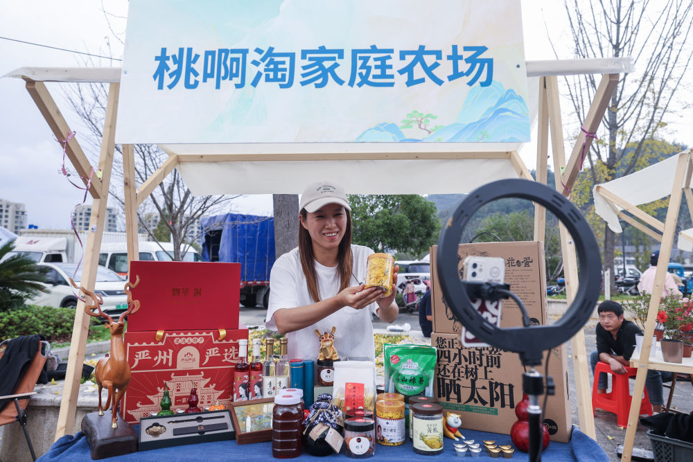 开云电竞:2025人间烟火流量燃旺人气经济(图3)