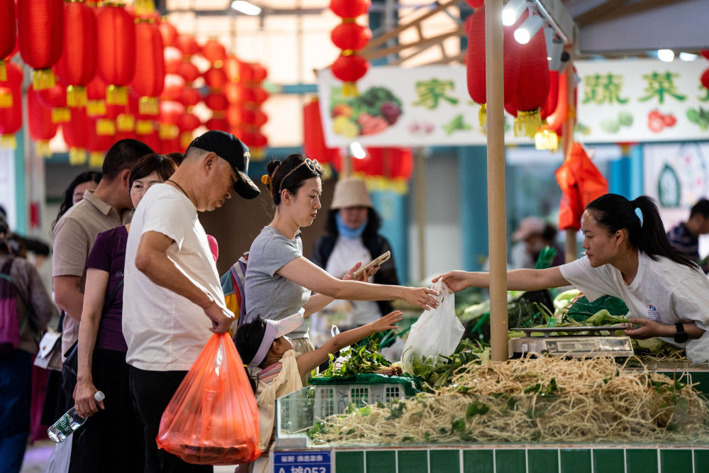 开云电竞:2025人间烟火流量燃旺人气经济(图5)