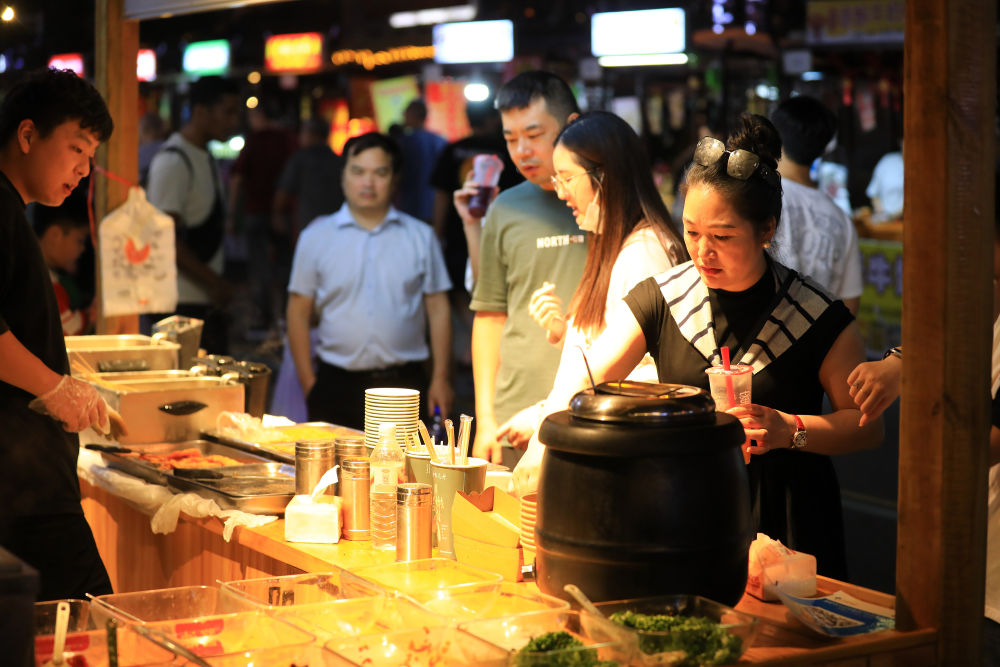 开云电竞:2025人间烟火流量燃旺人气经济(图6)