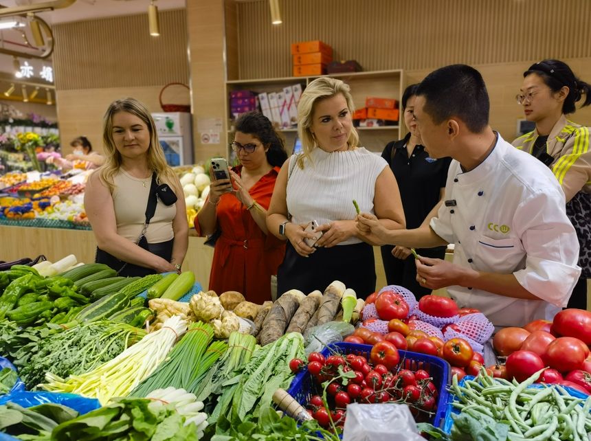 开云电竞:2025人间烟火流量燃旺人气经济(图4)