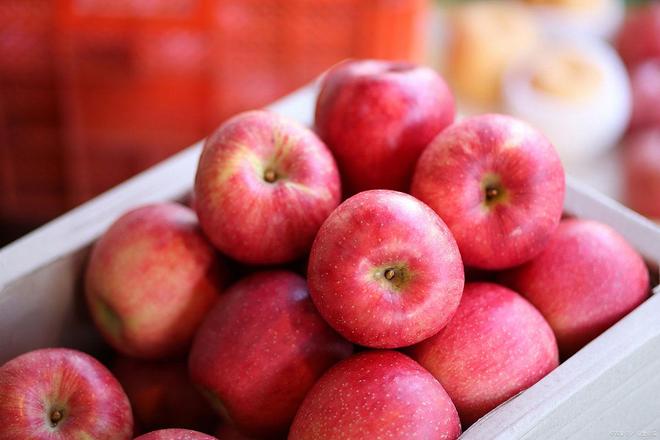 开云电竞春天水果别乱吃少吃苹果和梨多吃4种碱性果润燥生津正当季(图2)