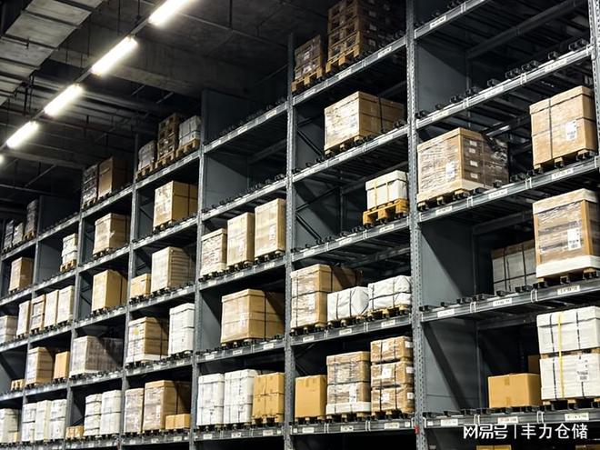 开云电竞:贯通式货架高密度存储方案：青岛丰力仓储设备破解空间难题(图1)