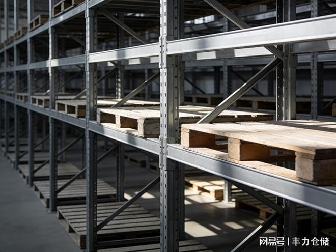开云电竞网站:电商仓储货架如何应对订单洪峰？青岛丰力仓储设备实战解析(图1)